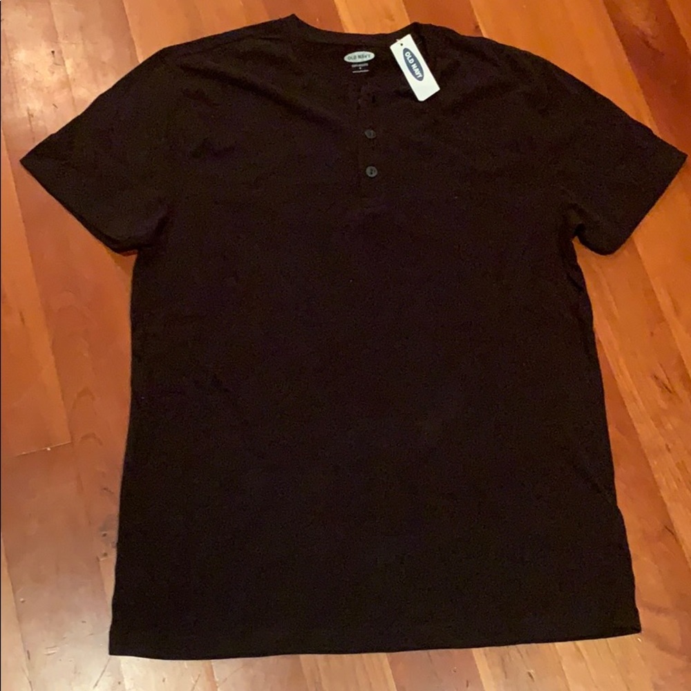 New Old Navy black short-sleeve henley t-shirt